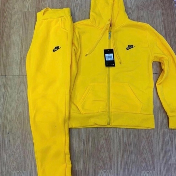 mens nike tracksuit medium